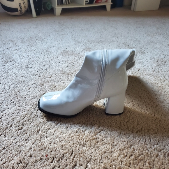 White boots - Picture 2 of 5